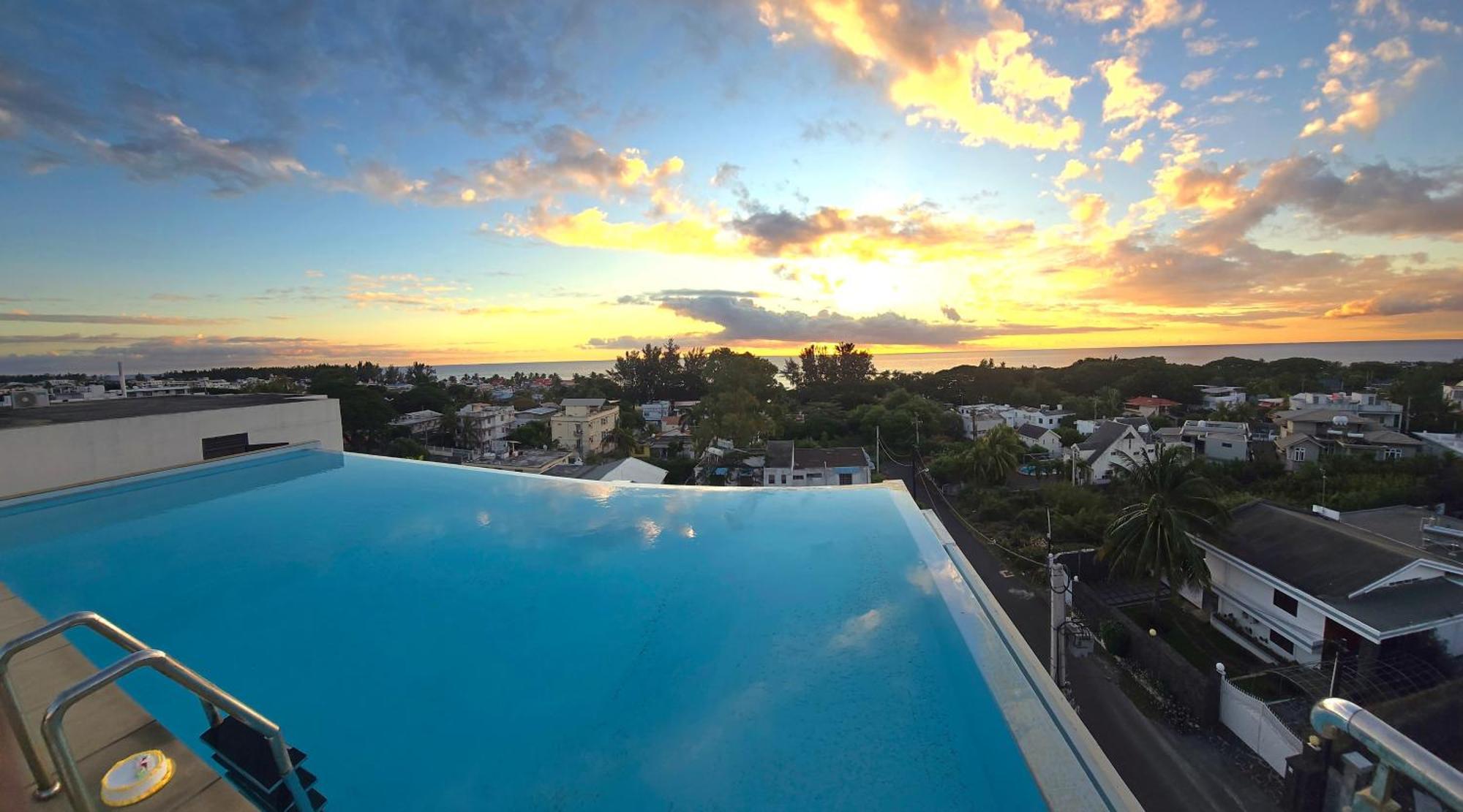 Luxury Penthouse With Infinity Pool & Stunning Sea View Apartment Flic en Flac Exterior photo