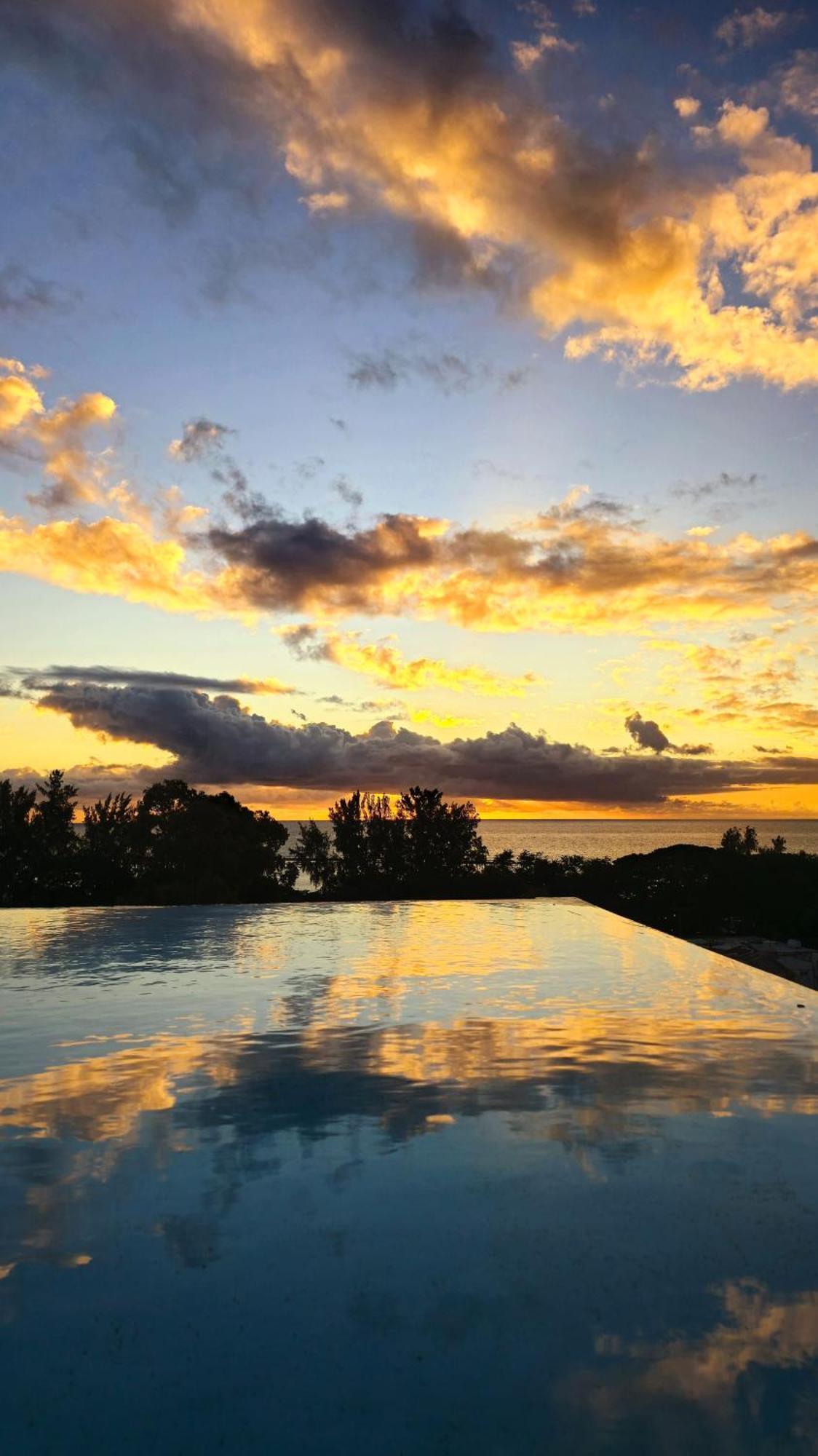 Luxury Penthouse With Infinity Pool & Stunning Sea View Apartment Flic en Flac Exterior photo
